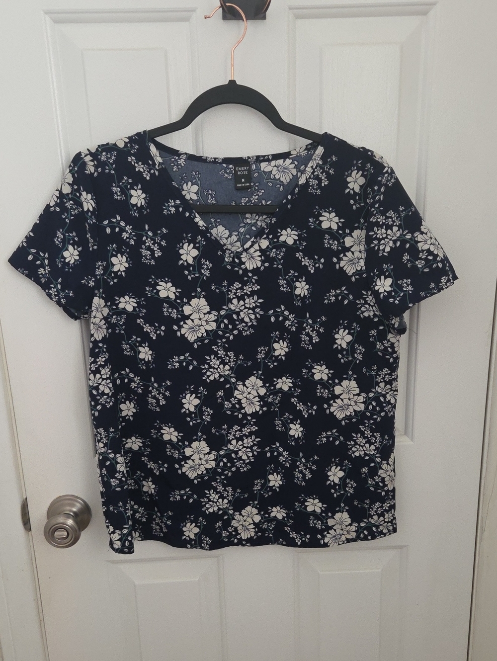 Emery Rose Everyday Navy Floral V-Neck Women’s Top